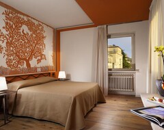 Hotelli Titano Suites (Riccione, Italia)