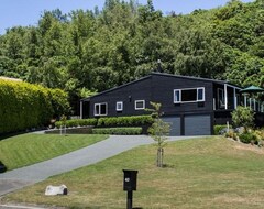 Hele huset/lejligheden The Black House - Tranquil Location, Pet Friendly & Linen Provided! (Kinloch, New Zealand)