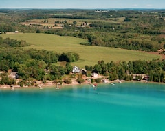 Hotel The Torch Lake Bed and Breakfast (Central Lake, USA)