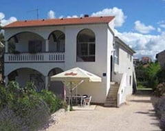 Hotel Holiday apartment with barbecue (Pakoštane, Hrvatska)