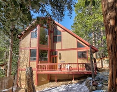Hele huset/lejligheden Spacious, dog-friendly cabin w/ private hot tub plus creek & mountain views (Idyllwild, USA)