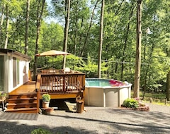 Toàn bộ căn nhà/căn hộ Pocono Cabin With Hot Tub And Pool Shawnee Mtn (East Stroudsburg, Hoa Kỳ)