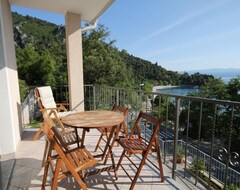 Koko talo/asunto One Bedroom Apartment With Balcony And Sea View Medveja, Opatija (A-7924-A) (Lovran, Kroatia)