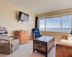 Hele huset/lejligheden Ships & Giggles' - Oceanfront Condo In The Heart Of Lincoln City With Pool! (Lincoln City, USA)