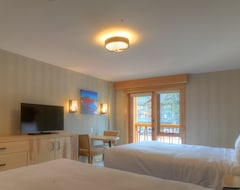 Moose Hotel & Suites (Banff, Canada)