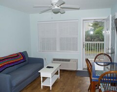 Entire House / Apartment Oceanside, Completely Remodeled One Bedroom Efficiency W/beach Access & Pool! (Atlantic Beach, USA)