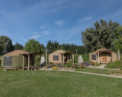 Khách sạn Oasis Yurt Lodge (Wanaka, New Zealand)