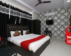 Hotel OYO 11717 Gold Star Suits (Faridabad, India)