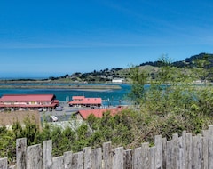 Entire House / Apartment Harbor View Cottage A (Gold Beach, USA)