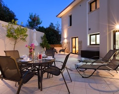 Koko talo/asunto Nr Coral Bay, Luxury 5 Apartment, Panoramic Sea Views/Large Balconies/Wifi/Pool (Kathikas, Kypros)