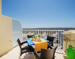 Hotel Summer Breeze Penthouse With Private Hot Tub & Terrace With Panoramic Views, By Getawaysmalta (Mellieha, Malta)