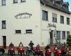 Otel Zur Moselhöhe (Liesenich, Almanya)