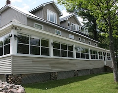 Khách sạn Oakview Lodge & Marina (Little Hawk Lake, Canada)