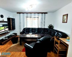 Tüm Ev/Apart Daire Holiday House With A Big Garden And Free Parking (Sikirevci, Hırvatistan)