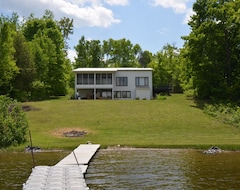 Entire House / Apartment Lakeside Cottage Rental (Wakefield, Canada)
