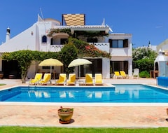 Hele huset/lejligheden Luxury Villa, Very Close To Beach + Restaurants, Wi Fi, Heatable Pool. (Albufeira, Portugal)