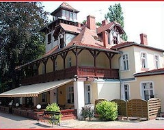 Otel Straszny Dwór (Chodziez, Polonya)