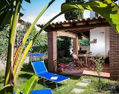 Tüm Ev/Apart Daire Nicely furnished Villa With Garden, close to Beach & Boulevard With Restaurant (Giardini-Naxos, İtalya)
