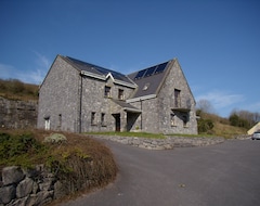 Hostel Clare's Rock Self-catering Accommodation (Carron, İrlanda)