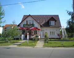 Khách sạn Füredi Kávézó és Apartman (Tiszafüred, Hungary)