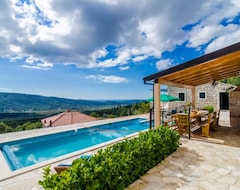 Koko talo/asunto Villa Falcon Rook - Four-bedroom Villa With Terrace And Swimming Pool (Dubrava, Kroatia)