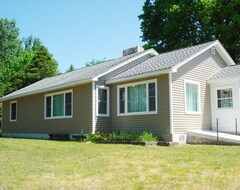 Entire House / Apartment Cute Torch Lake Cottage Just North Of Alden With Torch Lake Frontage (Alden, USA)