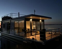 Hotel Modern Houseboat On Top Location With Unobstructed Views Over The Sneekermeer (Súdwest Fryslân, Netherlands)