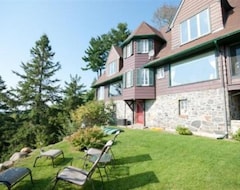Entire House / Apartment Far Horizons Luxury Vacation Home (Montebello, Canada)