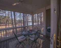 Toàn bộ căn nhà/căn hộ Dock Holidays - Stunning Lake Views From Every Room And Screened Porch (Greensboro, Hoa Kỳ)