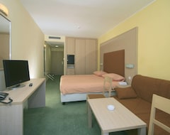 Hotel Medena Budget (Seget Donji, Croacia)
