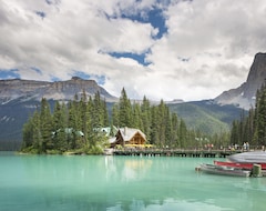 Khách sạn Emerald Lake Lodge (Field, Canada)