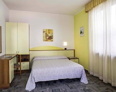 Hotel Ester Safer (Pineto, Italy)