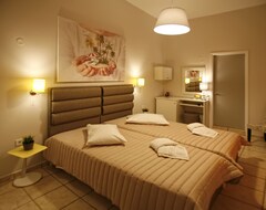 Hotel Paradise Rooms (Hermoupolis, Greece)