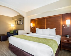 Hotel Comfort Suites at Woodbridge (Avenel, USA)