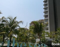 Khách sạn By The Sea Luxury Condo (Batu Ferringhi, Malaysia)