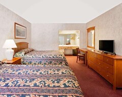 Hotel Comfort Meets Affordability In Knights Inn Traverse City! Free Parking, Pool (Traverse City, EE. UU.)