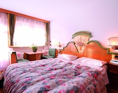 Khách sạn Schloss Hotel Dolomiti (Canazei, Ý)