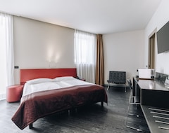 Hotel Continental (Cremona, İtalya)