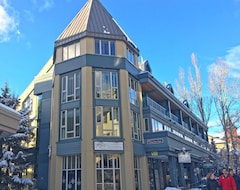 Hotel Whiski Jack at Village Gate House (Whistler, Canadá)