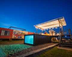Flophouze Shipping Container Hotel (Round Top, USA)