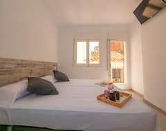 Hotelli Gloria Rooms 201 - One Bedroom Hotel, Sleeps 2 (Rosas, Espanja)