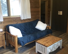 Casa/apartamento entero Cozy Cabins That Sleep 6 W/ Hot Tub Close To Castle Mountain! (Beaver River, Canadá)