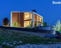 Cijela kuća/apartman Luxury Stay At Bakish Peaks Villa With Pool (Kfardebian, Libanon)