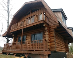 Entire House / Apartment Family-friendly 40 Acre Chicaugon Lake Log Cabin (Crystal Falls, USA)