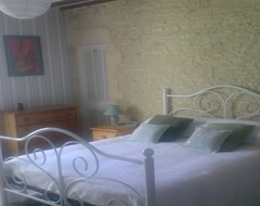 Cijela kuća/apartman Jolie Maison En Pierre, 3 Chambres, 2 Salles De Bain Avec Un Grand Jardin Clos (Longues-sur-Mer, Francuska)