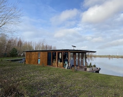 Hotel Romantic Luxury Eco-friendly River Front Houseboat (Warmond, Nizozemska)