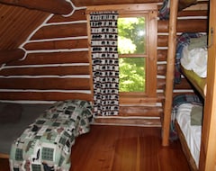 Koko talo/asunto Log Cabin in the Woods (Copemish, Amerikan Yhdysvallat)