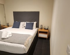 Khách sạn Plum Collins Street Serviced Apartments (Melbourne, Úc)