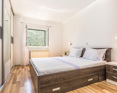 Tüm Ev/Apart Daire 9 Bedroom Accommodation In Umcani (Ervenik, Hırvatistan)