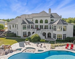 Entire House / Apartment Events Welcome! 10-acre 11,000sf Chicagoland Private Estate W/ 2 Pools & 2 Lakes (Morris, USA)
